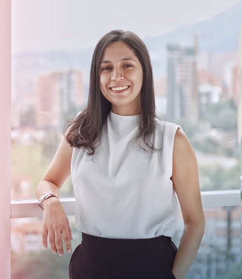 Melissa Londoño Abogada de la Universidad de Antioquia. Líneas de práctica: asuntos de familia y acciones afirmativas y buenas prácticas para la equidad de género en el sector corporativo.